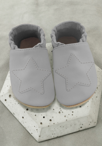 Przejdź do produktu Kapcie dziecięce z włoskiej gładkiej skóry Barefoot SOFT z zamszową podeszwą GWIAZDA szare popiel