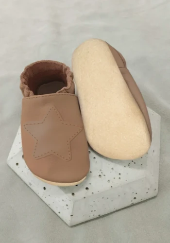 Przejdź do produktu Kapcie dziecięce z włoskiej gładkiej skóry Barefoot PRO antypoślizgowe GWIAZDA brąz