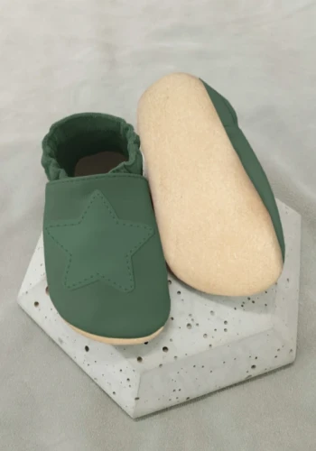 Przejdź do produktu Kapcie dziecięce z gładkiej włoskiej skóry Barefoot PRO antypoślizgowe GWIAZDA zielone