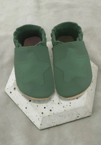 Przejdź do produktu Kapcie dziecięce z włoskiej gładkiej skóry Barefoot SOFT z zamszową podeszwą GWIAZDA zielone