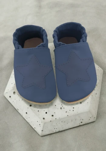 Przejdź do produktu Kapcie dziecięce z gładkiej włoskiej skóry Barefoot SOFT z zamszową podeszwą GWIAZDA granatowa