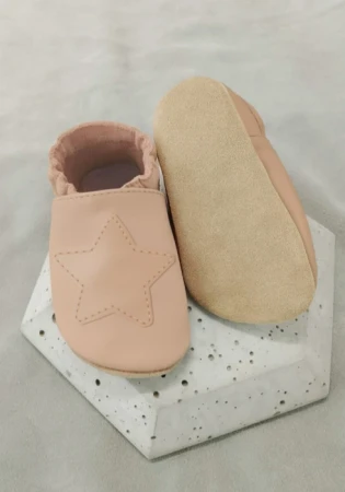 Marka funky-monkey barefoot ze skóry naturalnej w kolorze beżowym z gwiazdką  z zamszową podeszwą.