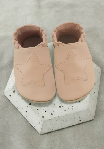 Przejdź do produktu Kapcie dziecięce z włoskiej gładkiej skóry Barefoot SOFT z zamszową podeszwą GWIAZDA beżowa
