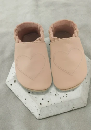 Przejdź do produktu Kapcie dziecięce z włoskiej gładkiej skóry Barefoot SOFT z zamszową podeszwą SERCE beżowe