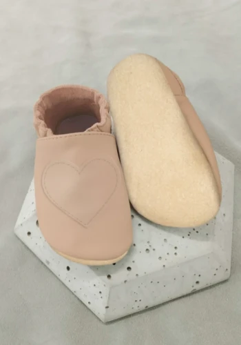 Przejdź do produktu Kapcie dziecięce z włoskiej gładkiej skóry Barefoot PRO z antypoślizgową podeszwą z kauczuku SERCE beżowe