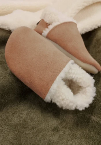 Przejdź do produktu Bambosze zimowe z futerkiem - KARMELOWE - kapcie barefoot dla dzieci